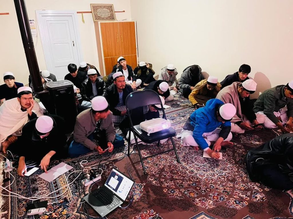 نخستین جلسه دوره آشنایی امامت برای طلاب جاغوری برگزار شد